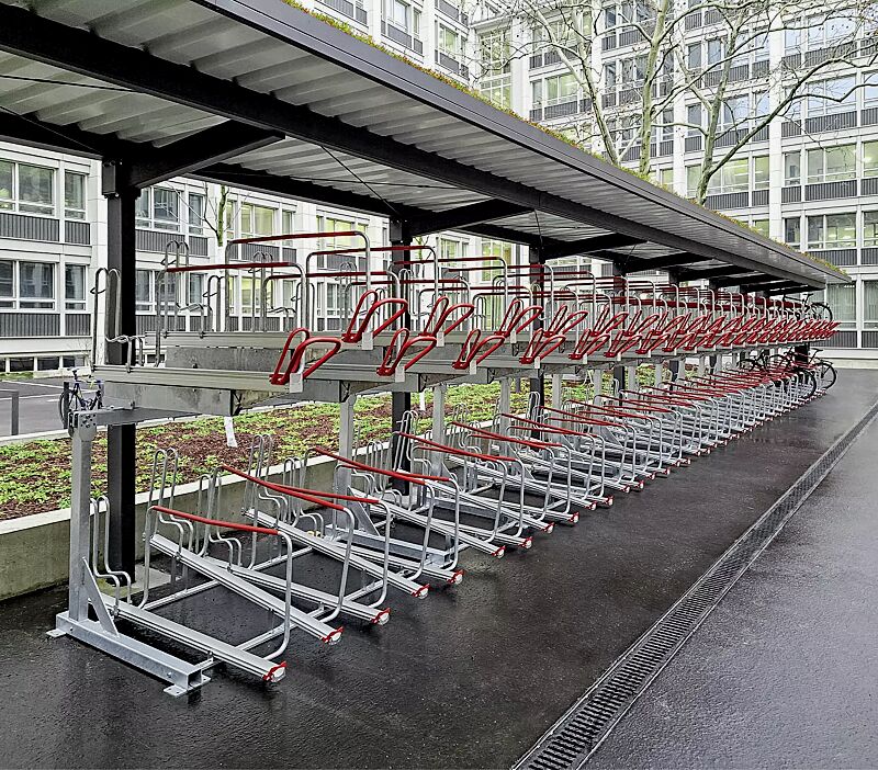 Fahrradüberdachung TUCANA GREEN für Doppelstock-Fahrradparksysteme, auftragsbezogene Anpassung, Dachbreite x Dachtiefe 24300 mm x 2300 mm, Dachbegrünungssystem MOBIROOF ECO, Doppelstock-Fahrradparksystem FLEXHUB, Stahlkonstruktion DB 703 eisenglimmer