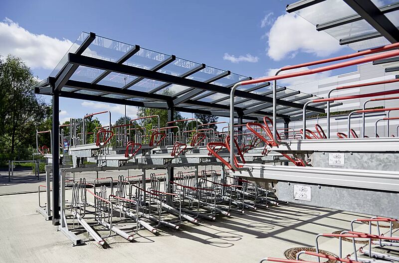 fahrradueberdachung-tucana__shoKAT0077172 Fahrradüberdachung TUCANA; Dachbreite x Dachtiefe 9300 mm x 4600 mm, Doppelstock-Fahrradparksystem FLEXHUB, Stahlkonstruktion in RAL 7016 anthrazitgrau