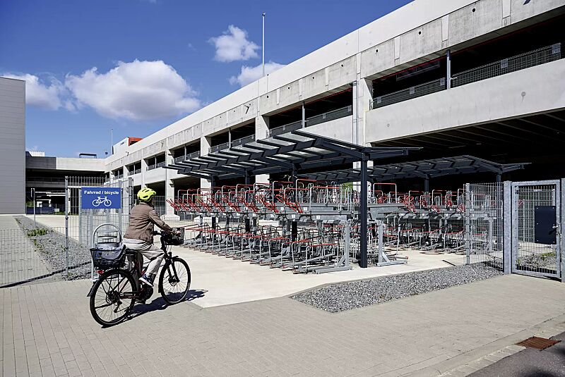fahrradueberdachung-tucana__shoKAT0077173 Fahrradüberdachung TUCANA; Dachbreite x Dachtiefe 9300 mm x 4600 mm, Doppelstock-Fahrradparksystem FLEXHUB, Stahlkonstruktion in RAL 7016 anthrazitgrau