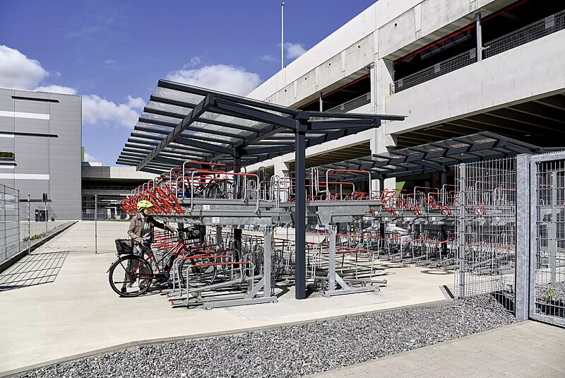 fahrradueberdachung-tucana__shoKAT0077174 Fahrradüberdachung TUCANA; Dachbreite x Dachtiefe 9300 mm x 4600 mm, Doppelstock-Fahrradparksystem FLEXHUB, Stahlkonstruktion in RAL 7016 anthrazitgrau
