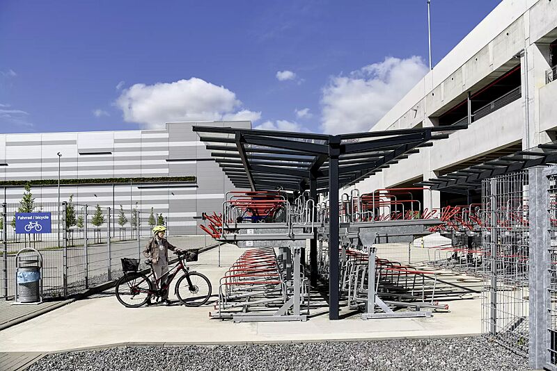 fahrradueberdachung-tucana__shoKAT0077175 Fahrradüberdachung TUCANA; Dachbreite x Dachtiefe 9300 mm x 4600 mm, Doppelstock-Fahrradparksystem FLEXHUB, Stahlkonstruktion in RAL 7016 anthrazitgrau