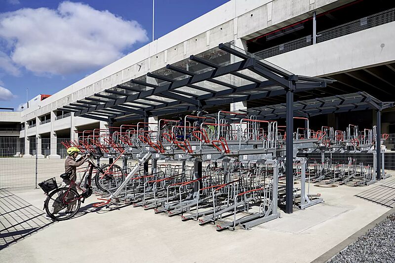 fahrradueberdachung-tucana__shoKAT0077176 Fahrradüberdachung TUCANA; Dachbreite x Dachtiefe 9300 mm x 4600 mm, Doppelstock-Fahrradparksystem FLEXHUB, Stahlkonstruktion in RAL 7016 anthrazitgrau
