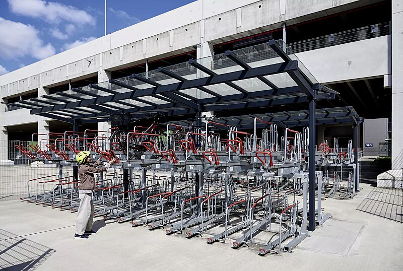 fahrradueberdachung-tucana__shoKAT0077177 Fahrradüberdachung TUCANA; Dachbreite x Dachtiefe 9300 mm x 4600 mm, Doppelstock-Fahrradparksystem FLEXHUB, Stahlkonstruktion in RAL 7016 anthrazitgrau