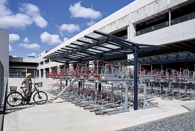 fahrradueberdachung-tucana__shoKAT0077178 Fahrradüberdachung TUCANA; Dachbreite x Dachtiefe 9300 mm x 4600 mm, Doppelstock-Fahrradparksystem FLEXHUB, Stahlkonstruktion in RAL 7016 anthrazitgrau
