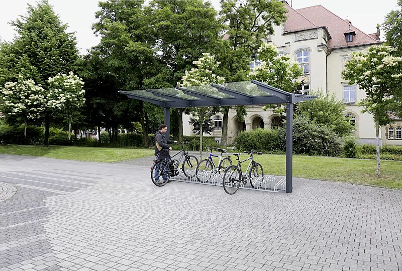 Fahrradüberdachung VIRGO mit Trogdach, Dachbreite x Dachtiefe 4720 mm x 4500 mm, Fahrradständer UNIVERSAL, Stahlkonstruktion in RAL 7016 anthrazitgrauFahrradüberdachung VIRGO mit Trogdach, Dachbreite x Dachtiefe 4720 mm x 4500 mm, Stahlkonstruktion feu...