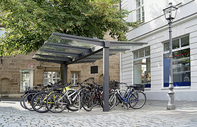 Fahrradüberdachung VIRGO mit Trogdach, Dachbreite x Dachtiefe 4720 mm x 4500 mm, Anlehnbügel LIVORNO, Stahlkonstruktion in DB 703 eisenglimmer