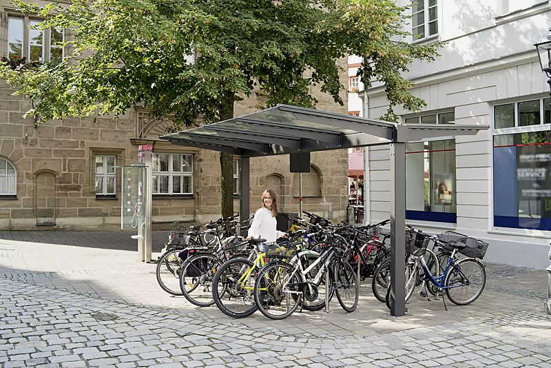 Fahrradüberdachung VIRGO mit Trogdach, Dachbreite x Dachtiefe 4720 mm x 4500 mm, Stahlkonstruktion in DB 703 eisenglimmer