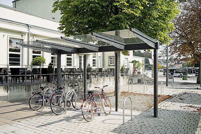 Fahrradüberdachung VIRGO mit Pultdach, Dachbreite x Dachtiefe 4720 mm x 2250 mm, Rückwand ESG, Klarglas, Scheibendekorbeklebung bauseits, Anlehnbügel OKLAHOMA, Stahlkonstruktion in DB 703 eisenglimmer Fahrradüberdachung VIRGO mit Pultdach, Dachbreite x...