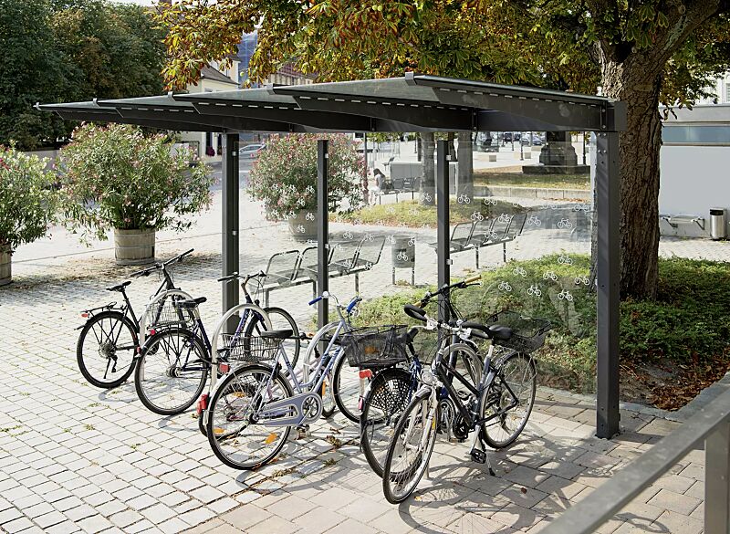 Fahrradüberdachung VIRGO mit Pultdach, Dachbreite x Dachtiefe 4720 mm x 2250 mm, Rückwand ESG, Klarglas, Scheibendekorbeklebung bauseits, Anlehnbügel OKLAHOMA, Stahlkonstruktion in DB 703 eisenglimmer