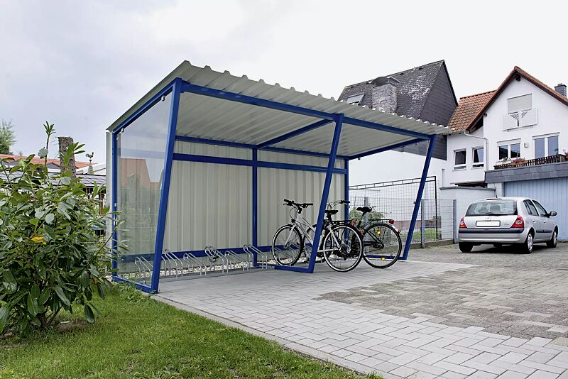 fahrradueberdachung-z05__shoKAT0037341 Fahrradüberdachung Z05, Dachbreite x Dachtiefe 4820 mm x 2400 mm, Rückwand Trapezblech, Seitenwände ESG, Klarglas, Fahrradständer UNIVERSAL, Stahlkonstruktion in RAL 5019 capriblau