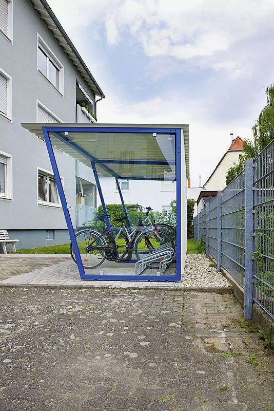 fahrradueberdachung-z05__shoKAT0037342 Fahrradüberdachung Z05, Dachbreite x Dachtiefe 4820 mm x 2400 mm, Rückwand Trapezblech, Seitenwände ESG, Klarglas, Fahrradständer UNIVERSAL, Stahlkonstruktion in RAL 5019 capriblau