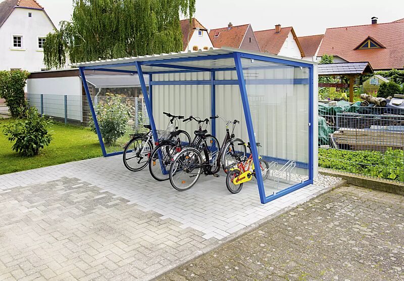 Fahrradüberdachung Z05, Dachbreite x Dachtiefe 4820 mm x 2400 mm, Rückwand Trapezblech, Seitenwände ESG, Klarglas, Fahrradständer UNIVERSAL, Stahlkonstruktion in RAL 5019 capriblau