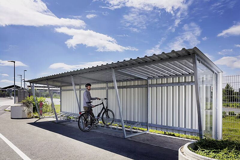 fahrradueberdachung-z05__shoKAT0051318 Fahrradüberdachung Z05, Dachbreite x Dachtiefe 9380 mm x 2400 mm, Rückwand Trapezblech, Seitenwände ESG, Klarglas, Fahrradständer UNIVERSAL, Stahlkonstruktion feuerverzinkt