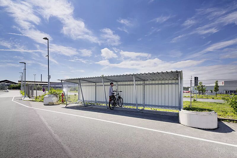 fahrradueberdachung-z05__shoKAT0051319 Fahrradüberdachung Z05, Dachbreite x Dachtiefe 9380 mm x 2400 mm, Rückwand Trapezblech, Seitenwände ESG, Klarglas, Fahrradständer UNIVERSAL, Stahlkonstruktion feuerverzinkt