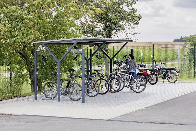 Fahrradüberdachung Z08, Dachbreite x Dachtiefe 4800 mm x 2400 mm, Seitenwände ESG, Klarglas, Raubvogelaufkleber, Fahrradständer UNIVERSAL, Stahlkonstruktion in RAL 7016 anthrazitgrau