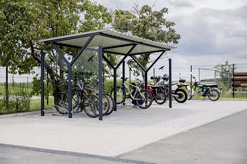 Fahrradüberdachung Z08, Dachbreite x Dachtiefe 4800 mm x 2400 mm, Seitenwände ESG, Klarglas, Raubvogelaufkleber, Fahrradständer UNIVERSAL, Stahlkonstruktion in RAL 7016 anthrazitgrau