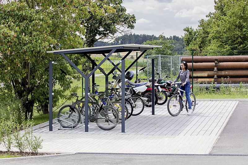 Fahrradüberdachung Z08, Dachbreite x Dachtiefe 4800 mm x 2400 mm, Seitenwände ESG, Klarglas, Raubvogelaufkleber, Fahrradständer UNIVERSAL, Stahlkonstruktion in RAL 7016 anthrazitgrau