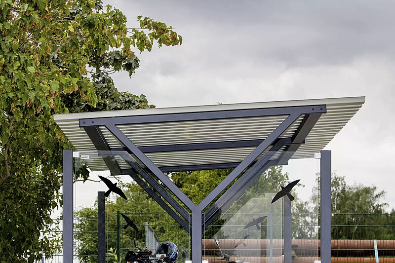 Fahrradüberdachung Z08, Dachbreite x Dachtiefe 4800 mm x 2400 mm, Seitenwände ESG, Klarglas, Raubvogelaufkleber, Fahrradständer UNIVERSAL, Stahlkonstruktion in RAL 7016 anthrazitgrau