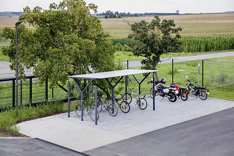 Fahrradüberdachung Z08, Dachbreite x Dachtiefe 4800 mm x 2400 mm, Seitenwände ESG, Klarglas, Raubvogelaufkleber, Fahrradständer UNIVERSAL, Stahlkonstruktion in RAL 7016 anthrazitgrau