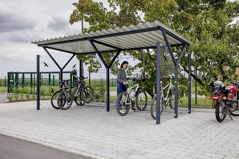 Fahrradüberdachung Z08, Dachbreite x Dachtiefe 4800 mm x 2400 mm, Seitenwände ESG, Klarglas, Raubvogelaufkleber, Fahrradständer UNIVERSAL, Stahlkonstruktion in RAL 7016 anthrazitgrau