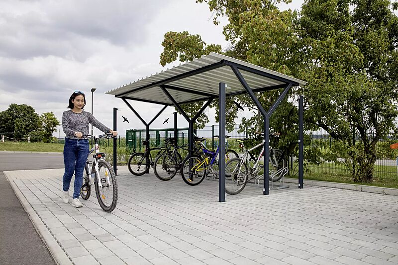 Fahrradüberdachung Z08, Dachbreite x Dachtiefe 4800 mm x 2400 mm, Seitenwände ESG, Klarglas, Raubvogelaufkleber, Fahrradständer UNIVERSAL, Stahlkonstruktion in RAL 7016 anthrazitgrau
