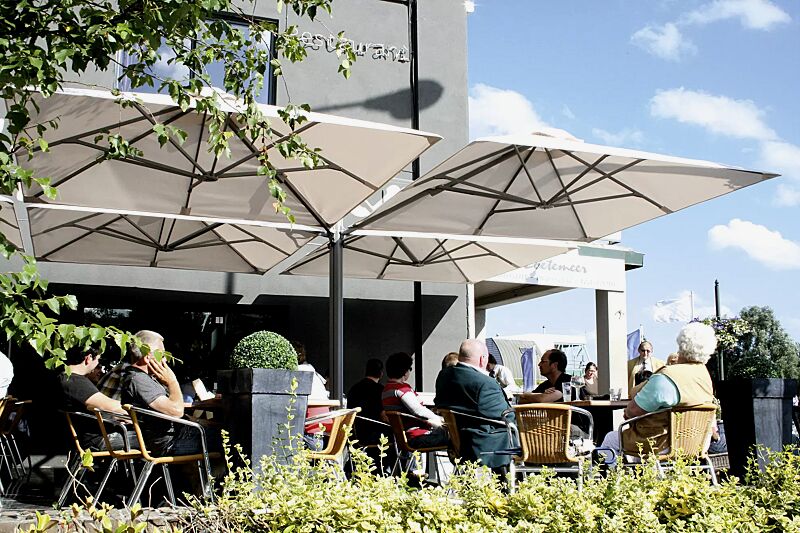 freiarmschirm-multi-pole__shoKAT0051516 Freiarmschirm MULTI POLE, 4 Schirme, quadratisch, zum freien Aufstellen