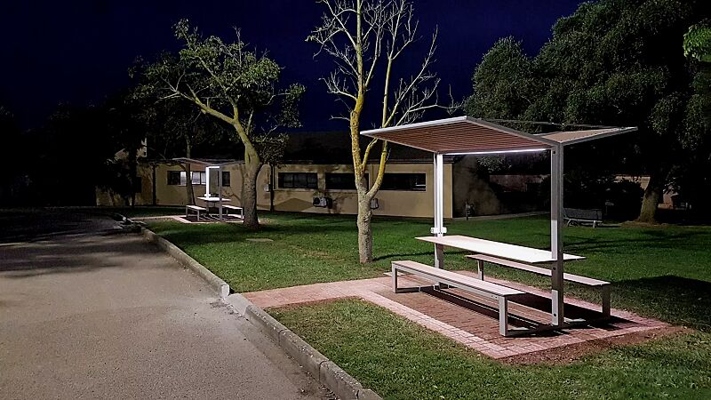 freizeitueberdachung-cison__shoKAT0065763 Freizeitüberdachung CISON, Lamellendach aus Holz, Dachbreite x Dachtiefe 2100 mm x 2491 mm, mit integriertem Tisch und Sitzbank, LED-Beleuchtung bauseits, Stahlkonstruktion in RAL 1013 perlweiß