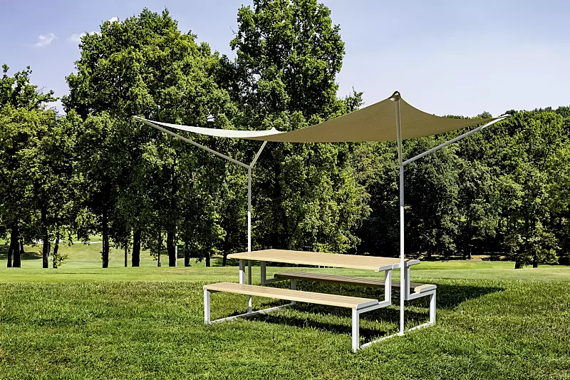 freizeitueberdachung-mantua__shoKAT0068772 Freizeitüberdachung MANTUA, Aluminium in natürlichem Eschenholzoptik-Effekt, Stahlteile in RAL 9003 signalweiß