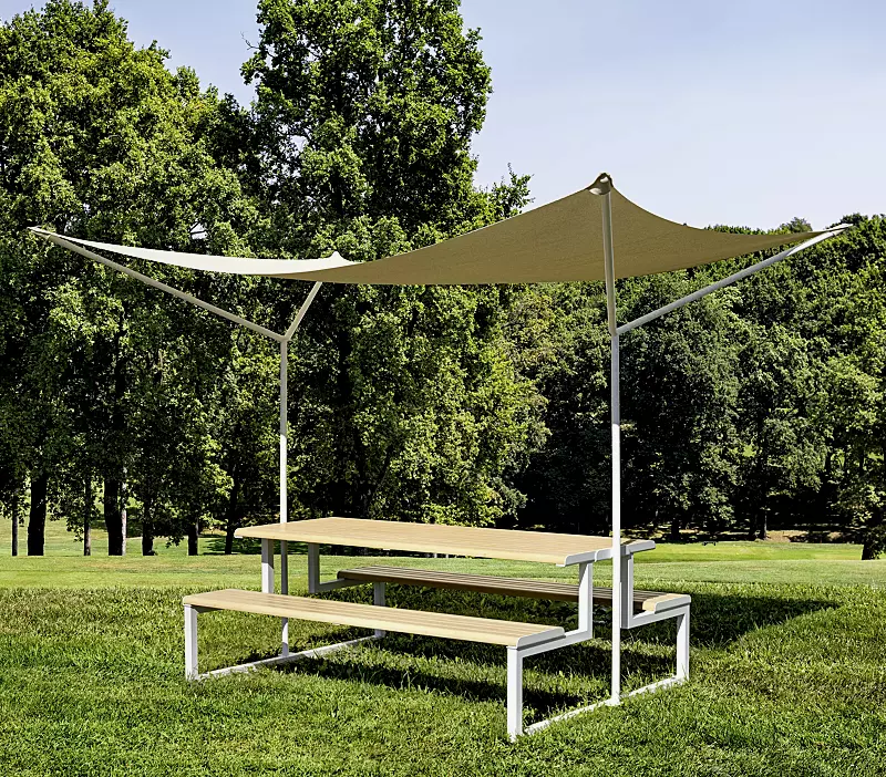 Freizeitüberdachung MANTUA, Aluminium in natürlichem Eschenholzoptik-Effekt, Stahlteile in RAL 9003 signalweiß