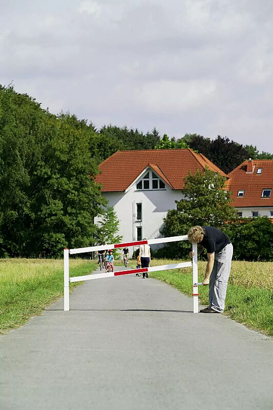 nach Entriegelung Pfosten auf einer Seite herausnehmbar