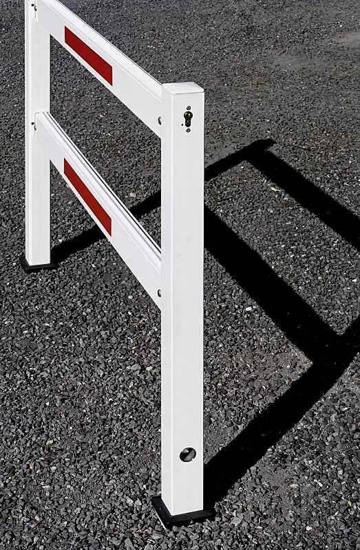 gattersperre-perko__shoKAT0021138 Gattersperre PERKO - schwenkbar, aus Aluminium, weiß pulverbeschichtet mit roten Reflexstreifen