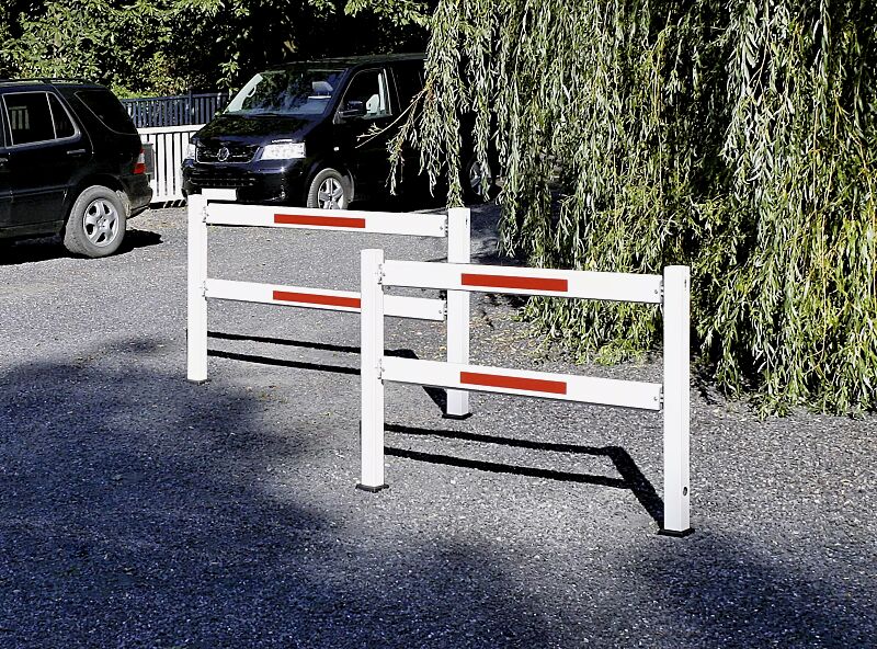 gattersperre-perko__shoKAT0021139 Gattersperre PERKO - schwenkbar, aus Aluminium, weiß pulverbeschichtet mit roten Reflexstreifen, Sperrbreite 1,0 m