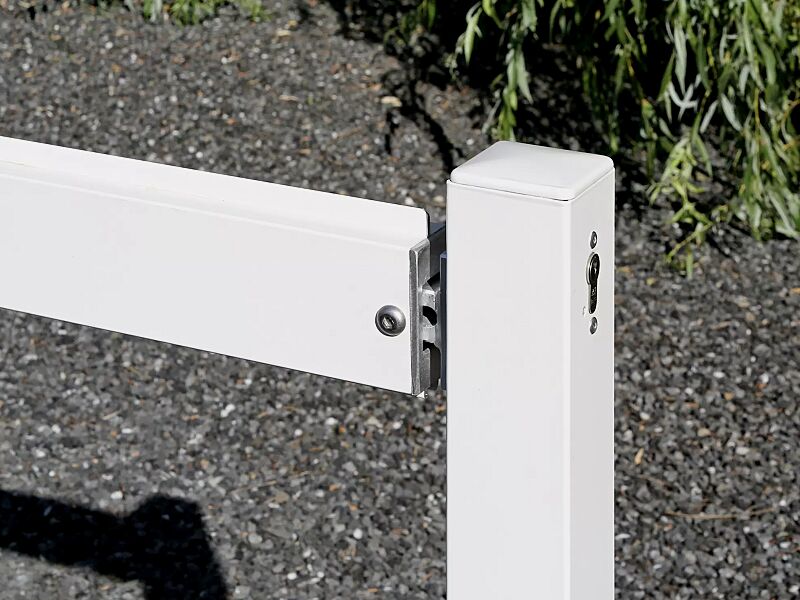 gattersperre-perko__shoKAT0021140 Gattersperre PERKO - schwenkbar, aus Aluminium, weiß pulverbeschichtet mit roten Reflexstreifen