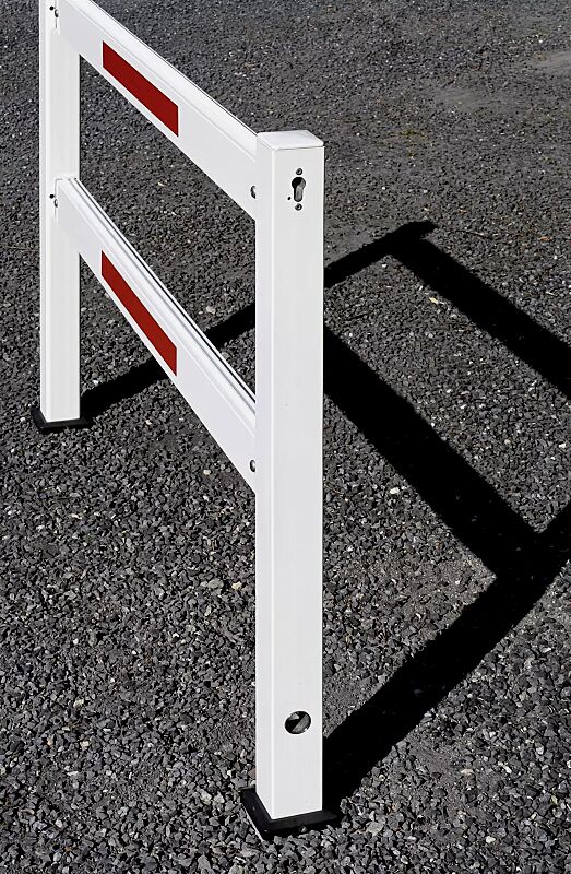 gattersperre-perko__shoKAT0040482 Gattersperre PERKO - schwenkbar, aus Aluminium, weiß pulverbeschichtet mit roten Reflexstreifen