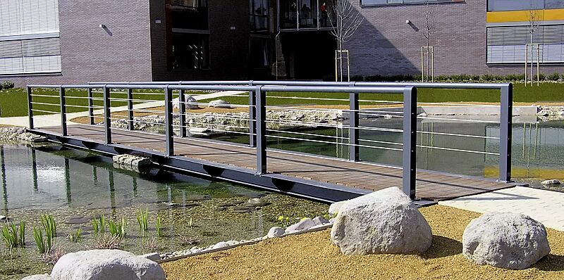 Systemgeländer CYDLIMIT bestehend aus Anfangs-, Mittel- und Endpoller mit Edelstahldrähten und Verbindungsrohren, in RAL 7016 anthrazitgrau