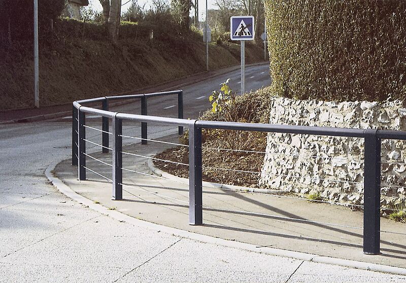 Systemgeländer CYDLIMIT bestehend aus Anfangs-, Mittel- und Endpoller mit Edelstahldrähten und Verbindungsrohren, in RAL 7016 anthrazitgrau