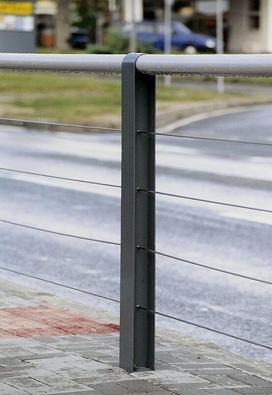 Systemgeländer CYDLIMIT bestehend aus Mittelpoller mit Edelstahldrähten und Verbindungsrohren, in RAL 7016 anthrazitgrau und RAL 9006 weißaluminium (zweifarbig auf Anfrage)