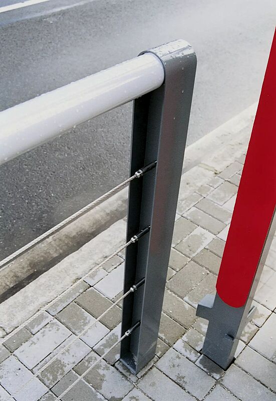 Systemgeländer CYDLIMIT bestehend aus Endpoller mit Edelstahldrähten und Verbindungsrohr, in RAL 7016 anthrazitgrau und RAL 9006 weißaluminium (zweifarbig auf Anfrage)