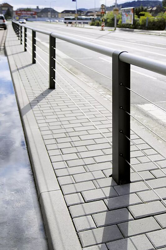 Systemgeländer CYDLIMIT bestehend aus Mittelpoller mit Edelstahldrähten und Verbindungsrohren, in RAL 7016 anthrazitgrau und RAL 9006 weißaluminium (zweifarbig auf Anfrage)