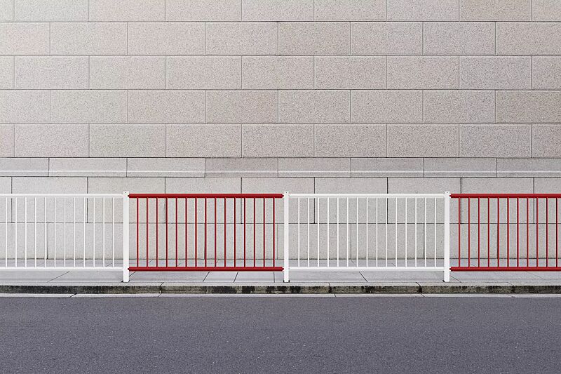 Geländersystem MANOM in rot und weiß mit Mittelpfosten