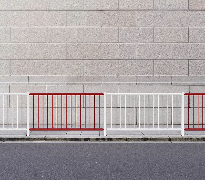 Geländersystem MANOM in rot und weiß mit Mittelpfosten
