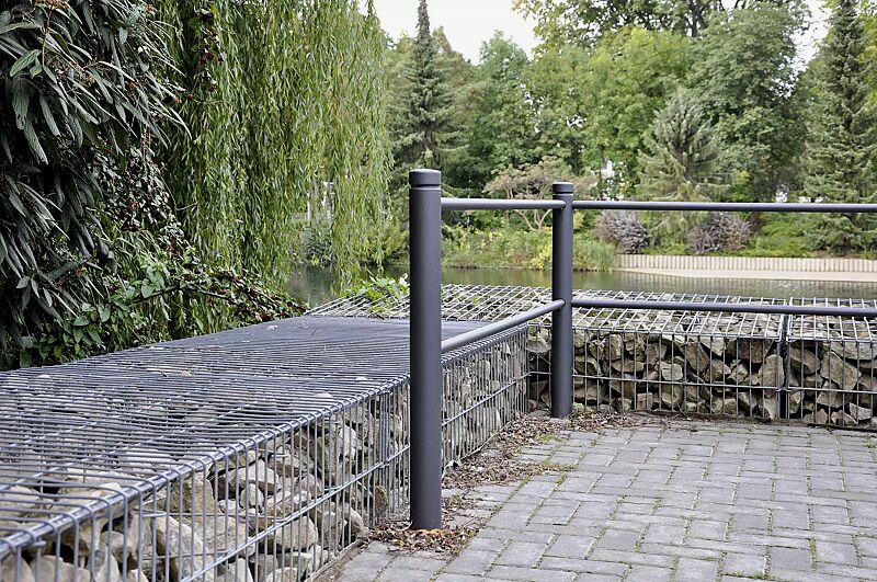 gelaendersystem-mit-poller-boulevard-83__shoKAT0065186 Systemgeländer mit Poller BOULEVARD 83 in DB 703 eisenglimmer