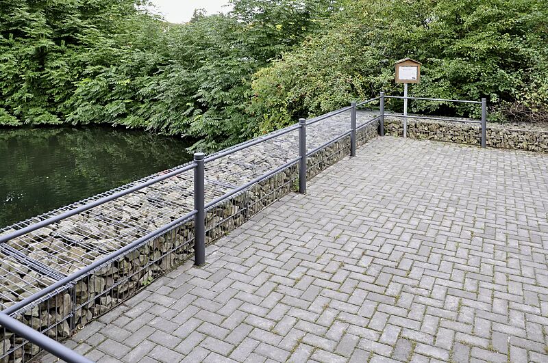 gelaendersystem-mit-poller-boulevard-83__shoKAT0065187 Systemgeländer mit Poller BOULEVARD 83 in DB 703 eisenglimmer