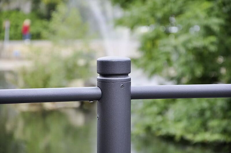 gelaendersystem-mit-poller-boulevard-83__shoKAT0065191 Detail: Mittelpoller BOULEVARD 83