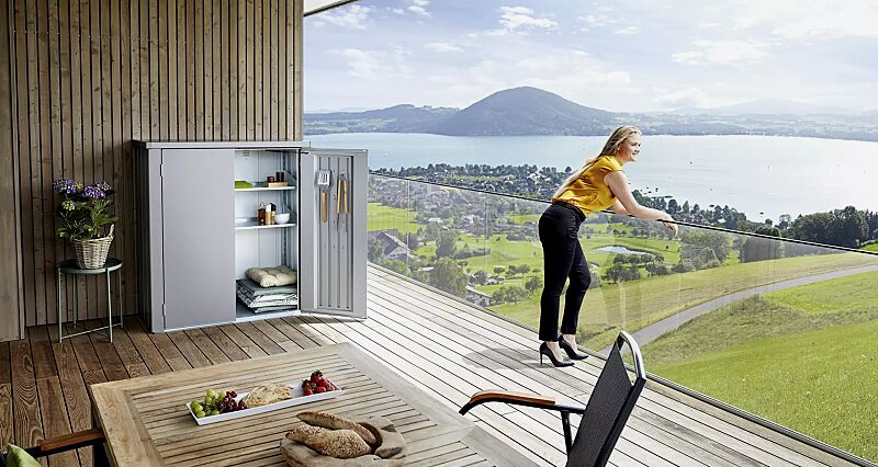 Geräteschrank ROMEO®, Modellgröße M, in quarzgrau-metallic, mit Regal-Set (Zubehör)