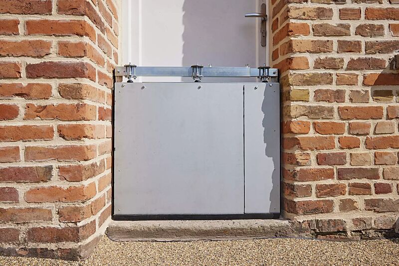 Hochwassersperre BRENAT mit eingesetzten Stahlplatten für den sofortigen Einsatz