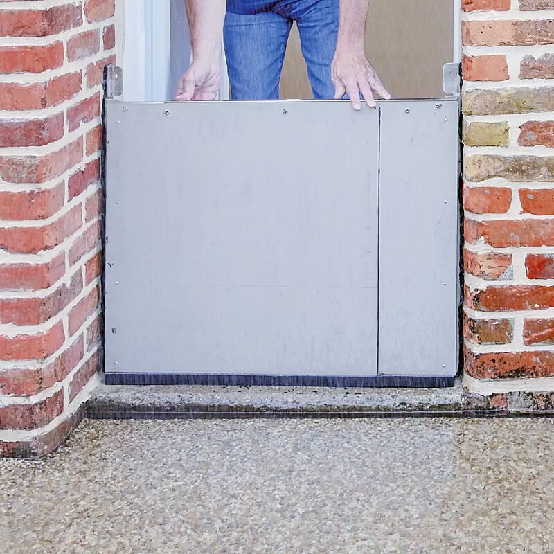 Stahlplatten werden zwischen der Laibung mit Winkelprofilen befestigt