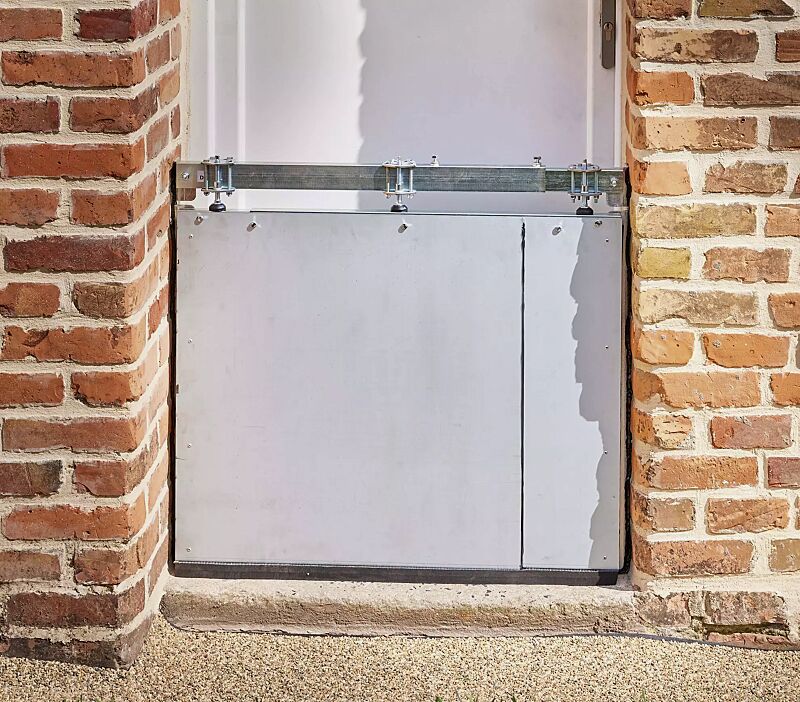 Hochwassersperre BRENAT mit eingesetzten Stahlplatten für den sofortigen Einsatz