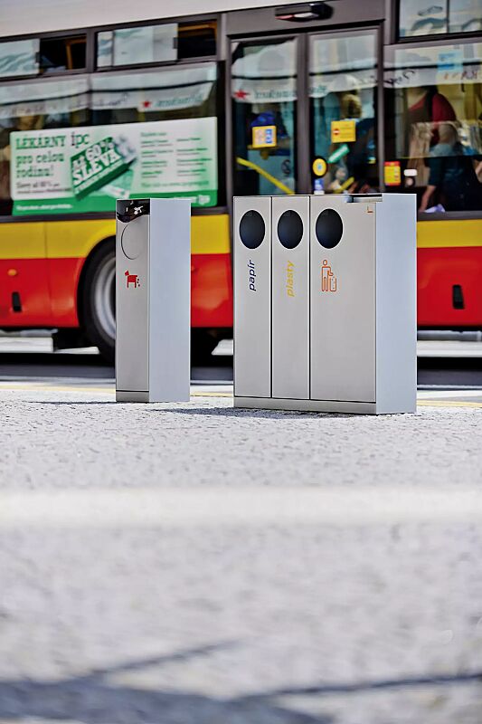 hundetoilette-crystal__shoKAT0043330 Hundetoilette CRYSTAL in RAL 9006 weißaluminium, Siebdruck in RAL 3020 verkehrsrot