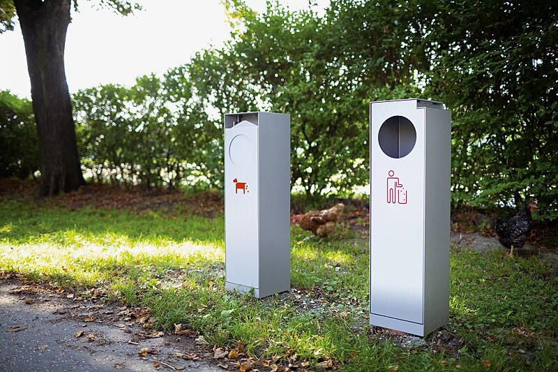 hundetoilette-crystal__shoKAT0043333 Hundetoilette CRYSTAL in RAL 9006 weißaluminium, Siebdruck in RAL 3020 verkehrsrot